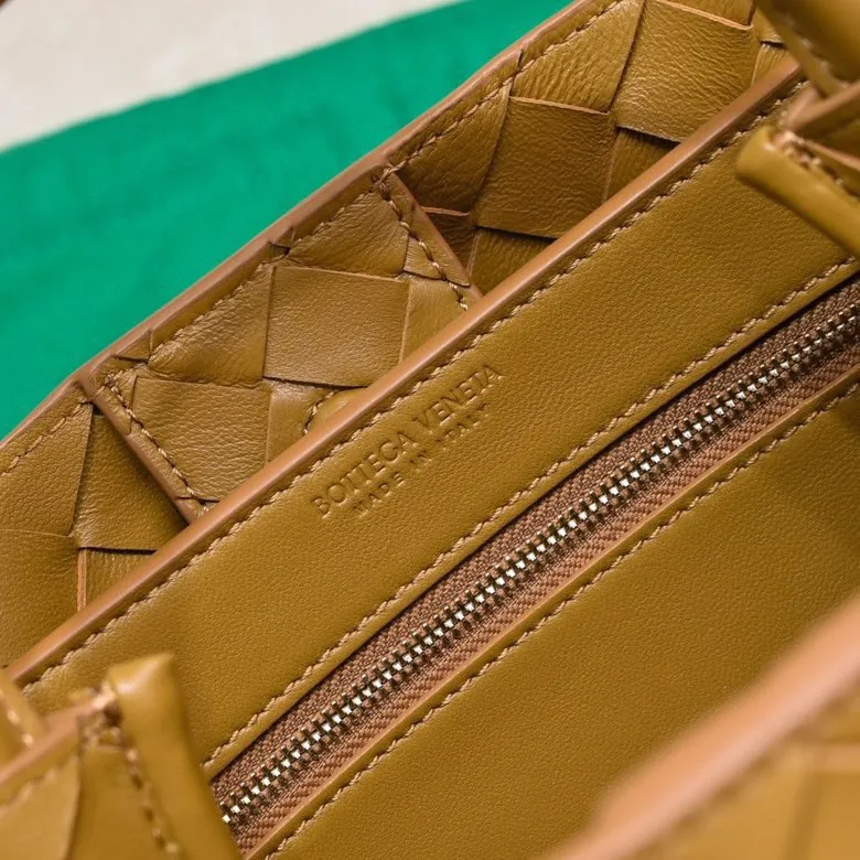 Batch 1860 B's 2023 spring and summer new model continues the brand's woven style with detailed metal knot switch buckles. This time, the shoulder straps are also made into tube weaves, showing different craftsmanship. The carrying method is versatile to create more different looks. Intrecciato woven leather small handbag, equipped with sliding crossbody strap. Internal compartments, including 1 zipper pocket and 2 open pockets with magnetic buckle closure. Size: 25*20*10.5cm, model: 7463#